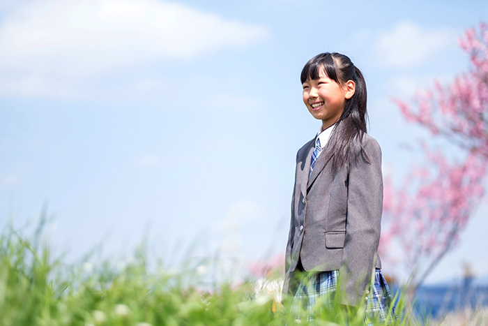 笑顔の制服を着た学生