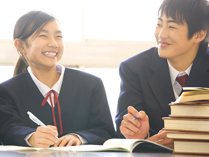 挙手をする学生たち