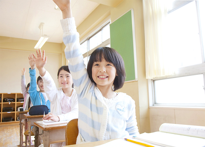 挙手をする学生たち